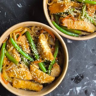 Удон з куркою і овочами (380г)