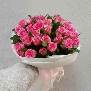 25 рожевих троянд сорту Ебігейла 