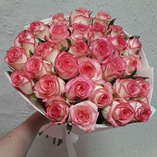 25 біло-рожева троянда Джумілія