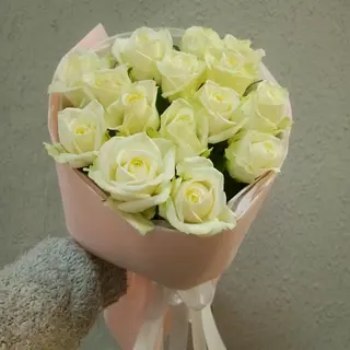 15 біленьких троянд Аваланч