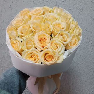 25 персикових троянд сорту Піч Аваланч