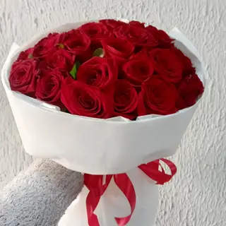 25 червоних троянд Ред Наомі