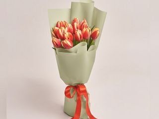 15 багряних тюльпанів