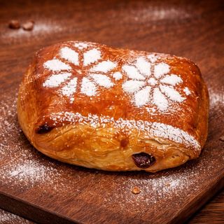 Слойка з вишнею та шоколадом (80г)