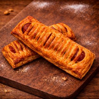 Слойка з ковбаскою австрійською в тісті з лечо (100г)