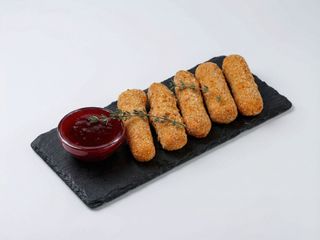 Смажений сир з соусом із журавлини