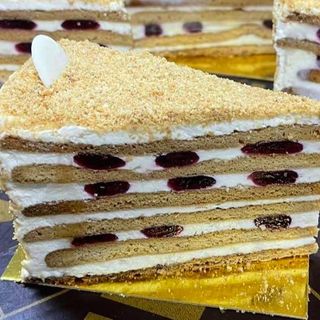 Вишневий медовик (150г)