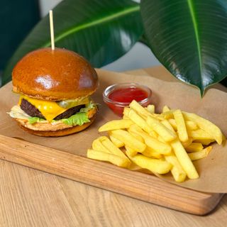 Бургер з яловичиною, картоплею фрі та кетчупом