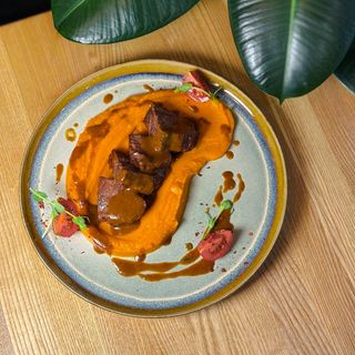 Яловичі щоки з мусом із батату та соусом демігляс