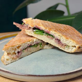 Чіабата з качиною ніжкою, крем сиром і вишневим соусом