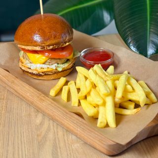 Бургер з курячою котлетою, картоплею фрі та кетчупом