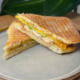 Чіабата з куркою су-від, медово-гірчичним соусом і сиром чедер