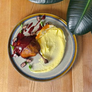 Качина ніжка конфі з картопляним мусом та соусом п'яна вишня