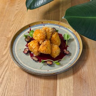 Сир фрі з кокосом та ягідним соусом