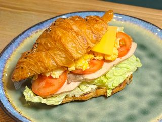 Сніданок в круасані з куркою
