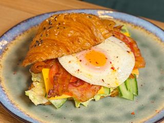 Сніданок в круасані з беконом