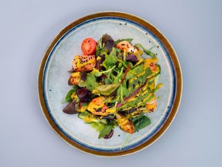 Салат з малосольним лососем (300г)