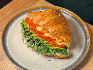 Сніданок в круасані з креветками