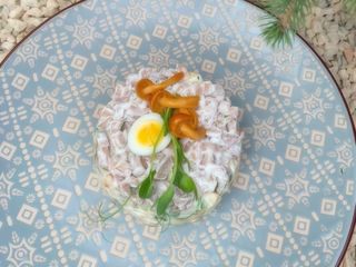 Олів'є з язиком та маринованими опеньками (250г)