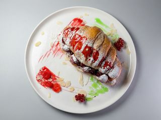 Круасан з вишневим конфі (150г)