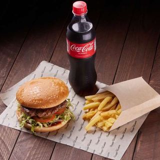 Бургер асорті телячий + фрі + coca-cola 0.5л + соус
