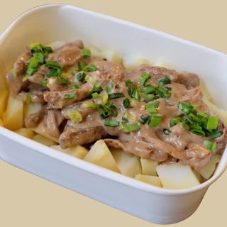 Бефстроганов зі свининою та картоплею