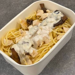 Паста з куркою та грибами