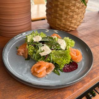 Салат з лососем (230г)