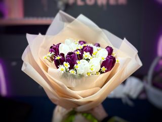 Букет мікс з тюльпанів та ромашки