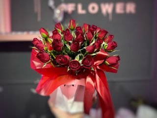 Корзинка з 25-ти червоних троянд