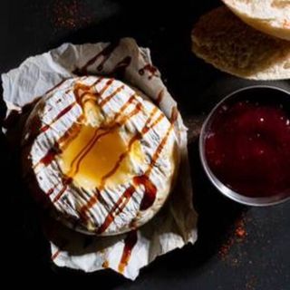 Камамбер гриль з брусничним соусом (230г)