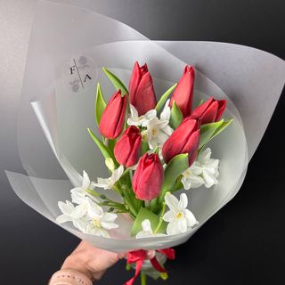 Червоні тюльпани з нарцисами