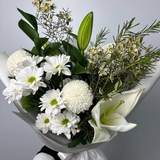 Букет з білою лілією