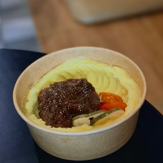 Картопляне пюре та котлета яловича на грилі