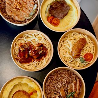 Картопляне пюре з курячою ковбаскою