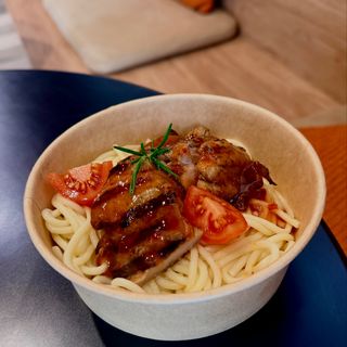 Спагеті з куркою гриль під соусом Чілі