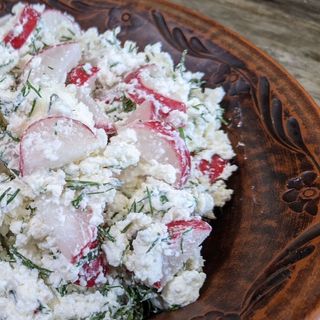 Салат з редискою та домашнім сиром