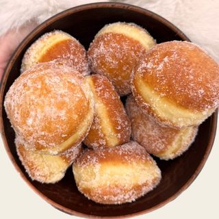 Пампух з заварним кремом і вишнею (100г)