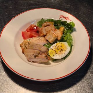 Салат з курячим бедром