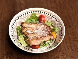 Салат з панірованим півнем