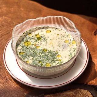 Вершковий рибний суп з маринованими томатами та зеленню
