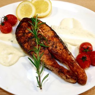 СТЕЙК ЛОСОСЯ З СОУСОМ РОКФОР