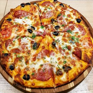 ПІЦА З САЛЯМІ, ПОМИДОРАМИ ТА МАСЛИНАМИ