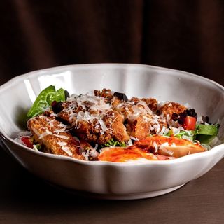Салат Цезар з кріспі куркою та спайсі соусом