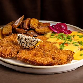 Курячий шніцель з сирним соусом