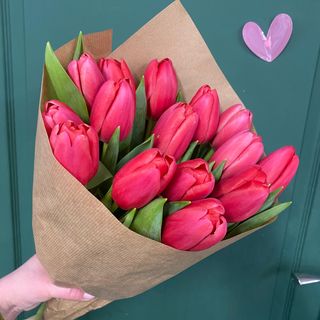 15 червоних тюльпанів