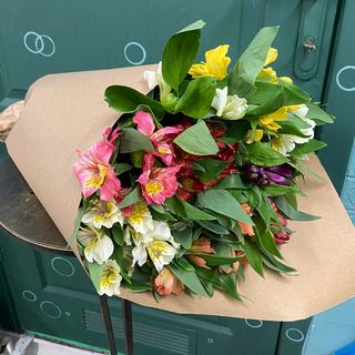 15 гілочок альстромерії