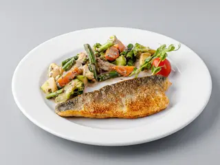 Філе сібаса з овочами (295г)