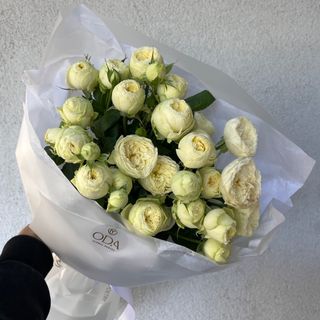 Букет із 7 кущових троянд Аяла
