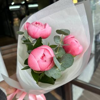 Букет із 3 півоній Pink з евкаліптом